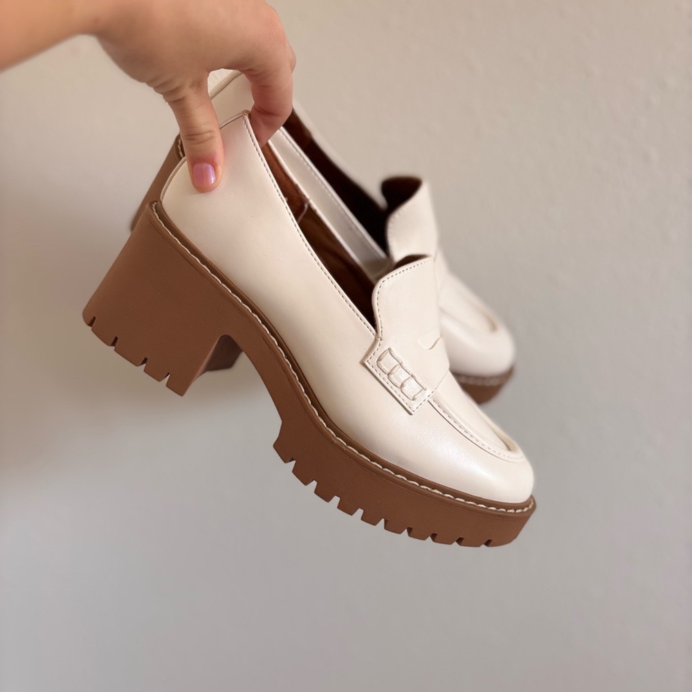NEVER WORN Universal Thread White Loafers size 6